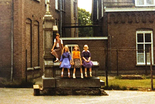 Het grafmonument van Maria Bax op de speelplaats van de Fatimameisjesschool.