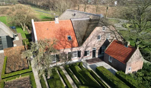 Bovenaanzicht van het huidige complex met hoofdbouw (midden), schuur (linksachter) en bakhuis (rechtsvoor).