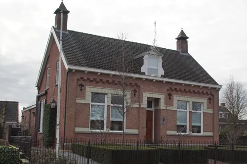 Elisabeth en Johanna van den Broek bouwden in 1900 deze woning in de Eclectische architectuurstijl. Bijzonder is de hoge ligging van de woning ten opzichte van het straatniveau