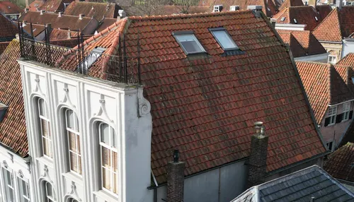 De monumentale schermgevel verbergt de omvang van het achtergelegen pand met een groot geknikt dak en wolfseind. Droneopname Jan Quirijnen.