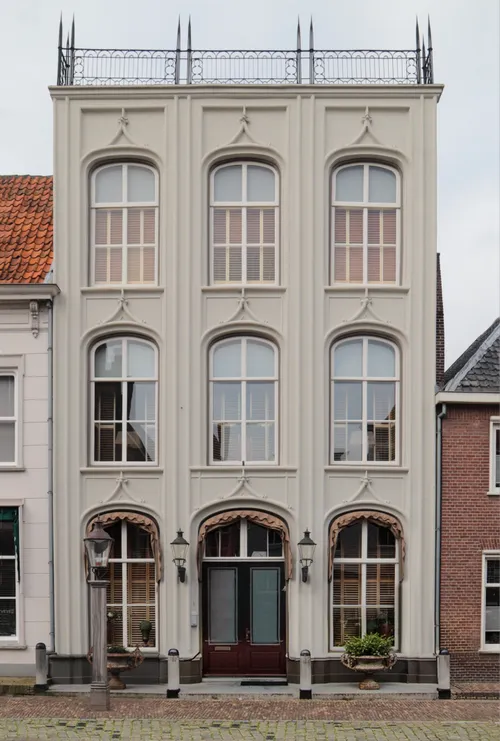 De verticale lijnen domineren in de schermgevel, een kenmerk van de neogotische bouwstijl. Droneopname Jan Quirijnen.