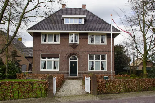Het herenhuis heeft grote dakoverstekken, een van de kenmerken van de bouwstijl Amsterdamse School.