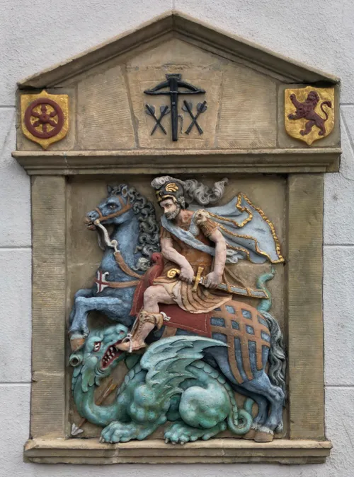 De gepolychromeerde gevelsteen met de voorstelling van St. Joris