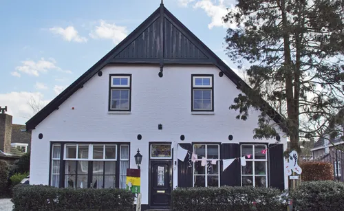 Het woonhuis is versierd ter gelegenheid van de geboorte van dochter Jet, een Vlijmens Knotwilgje