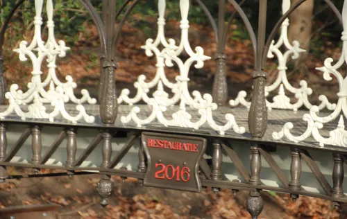 De witte sierornamenten zijn allemaal vernieuwd. De grijze 3-delige balusters waren gedeeltelijk nog aanwezig. De kleuren zijn antraciet en crèmewit