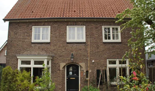 Een voorgevel met kenmerken van de bouwstijl Amsterdamse School.