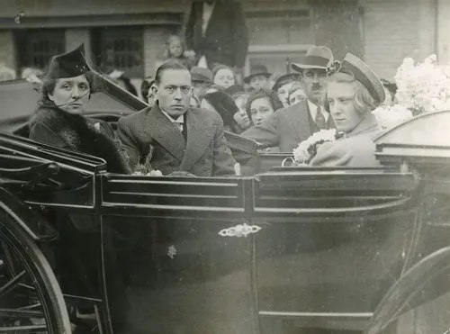 Deze foto is genomen bij de intocht op 1 april 1938. V.l.n.r. in de open landauer: Mevr. Marie Smeets - de Gouw, Burgemeester Harrie Smeets en dochter Tilly