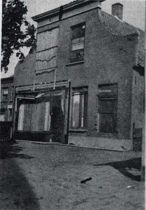 De met planken geblindeerde klokgevel na de bevrijding op 4 november 1944.