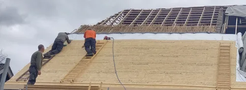 Op kruislings aangebrachte houten latten worden het onderriet, de dampdichte isolatiefolie en de multiplexplaten aangebracht