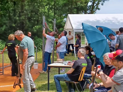 richard onder toeziend oog van tonny onder de boom