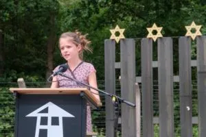 scholier de schalm bij herdenking in 2017 foto jan van de ven 300x200