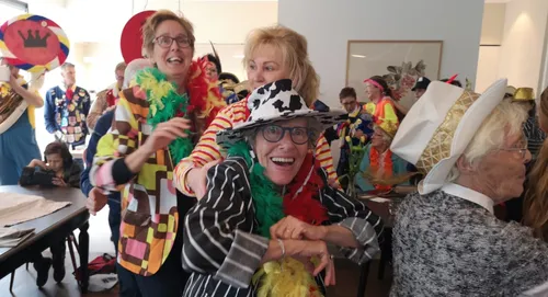 sfeer binnen het gastenhuis vlijmen 2019 activiteit portret bewoners carnaval 1