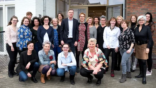 sfeer buiten het gastenhuis vlijmen groepsportret zorgkoppel evert geke 2019 8736