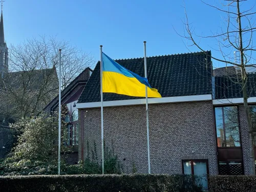 vlag oekraine bij gemeentehuis vlijmen