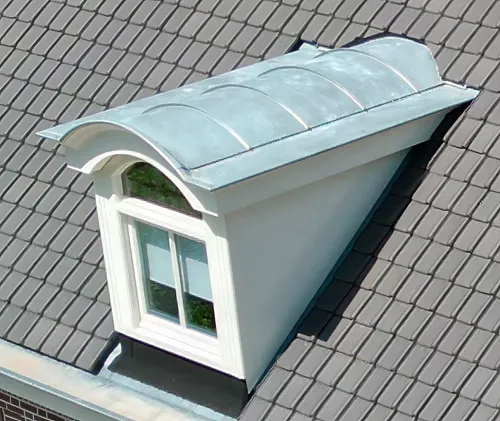 Het
dak van de dakkapel is gemaakt met gefelste zinkplaat
