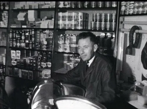 Een fragment van de film: Harrie Couwenberg aan het werk in zijn A&amp;O winkel.