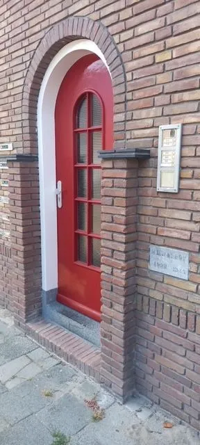 De voordeur van de
bedrijfswoning heeft een rondboog en staat tussen gemetselde uitstekende
kolommen, kenmerken van de bouwstijl