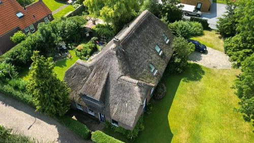 Bovenaanzicht
van de boerderij vanaf de Achterweg