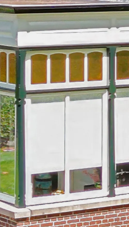 Het
kozijn van de veranda is geplaatst tussen geprofileerde kolommen