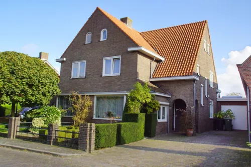 &amp;amp;nbsp;Pastoriestraat 18 met de verschillende dakvlakken
en het portaal