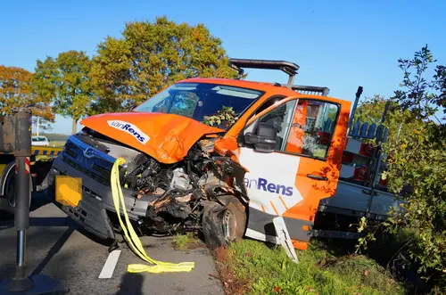 FPMB_20261028_Bakwagen_botst_tegen_boom_op_Nieuwkuijkseweg_1
