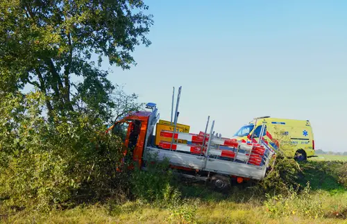 FPMB_20261028_Bakwagen_botst_tegen_boom_op_Nieuwkuijkseweg_4
