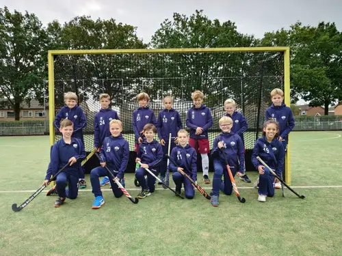 JO11-1 in hun langstraat trainingspakken