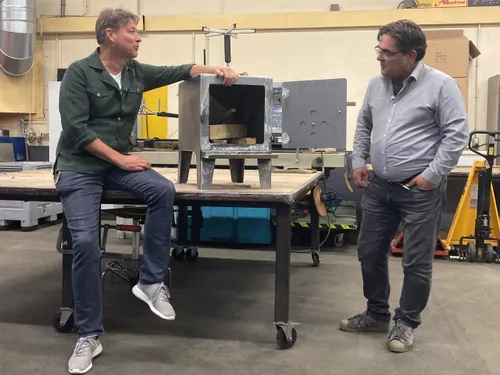 sander de kramer links en ronald schouwenaar in made bij een van de kachels scaled