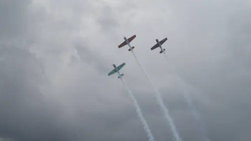Aviacijos šventės akimirka - akrobatiniai lėktuvai ore