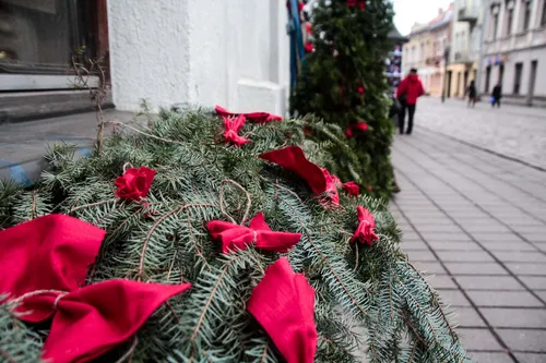 Kalėdiniai Kauno parduotuvių ir kavinių papuošimai