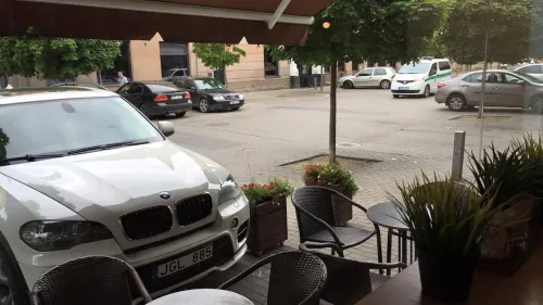 Netvarkingai stovintys automobiliai