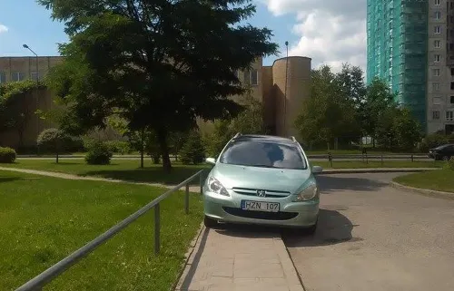 Netvarkingai stovintys automobiliai