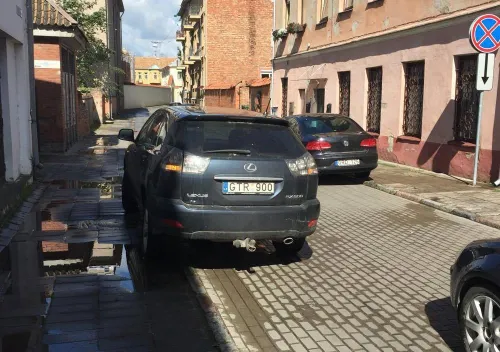 Netvarkingai stovintys automobiliai