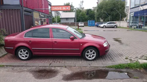 Netvarkingai stovintys automobiliai
