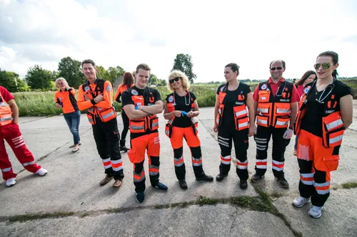 Paramedikai suteikia pagalbą nukentėjusiems