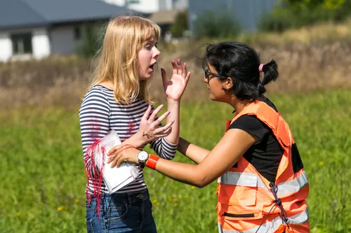 Paramedikai suteikia pagalbą nukentėjusiems