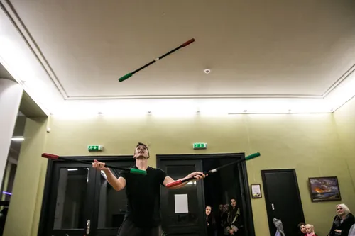 Šiuolaikinio cirko artistų pasirodymas