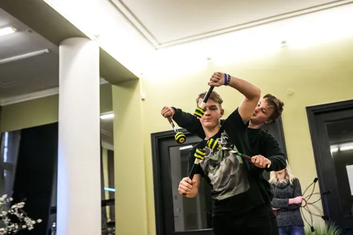 Šiuolaikinio cirko artistų pasirodymas