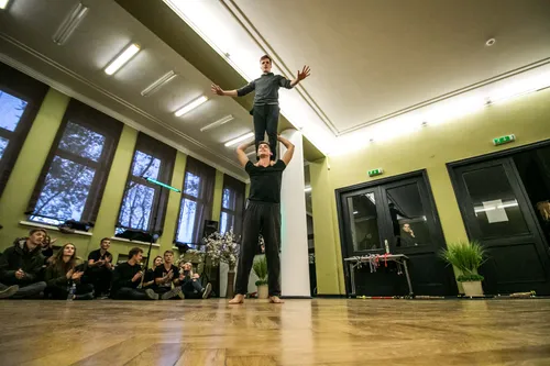 Šiuolaikinio cirko artistų pasirodymas