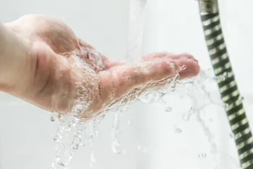 Vanduo iš krano, vandens kaina, vandens čiaupas