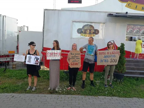 Iniciatyva „Cirkas be gyvūnų" piketavo prie cirko „VIP circus"