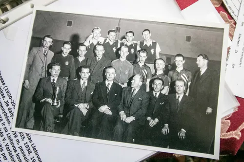 Legendinė Lietuvos stalo teniso rinktinė (viršuje) 1939 m. Kaire pasaulio pirmenybėse iškovojusi 4 vietą