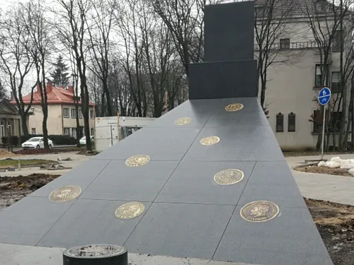 pinigu kalnas naujas