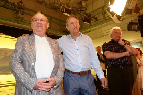 Kair_je ekonomikos moksl_ daktaras Vladas Daug_la, dar 1966-67 m ved_s TV laidas ir I operatorius Stasys Cechanavi_ius (de_in_je)