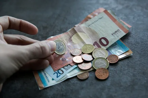 Eurai, pinigai, mokesčiai