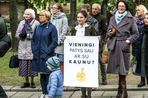 Mitingas miesto sodelyje