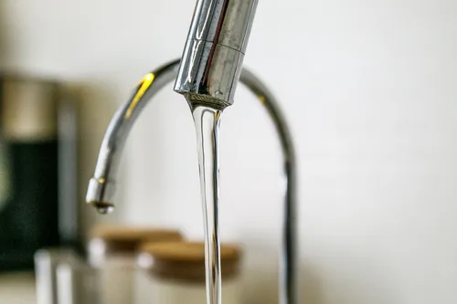 Vandens čiaupas, vandentiekis, vanduo