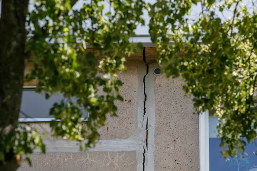 Griūvantis daugiabutis namas Biržiškų gatvėje