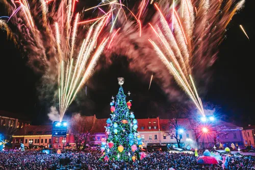 Įžiebta kosminė Kauno Kalėdų eglė