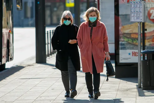 Kauniečiai su veido kaukėmis